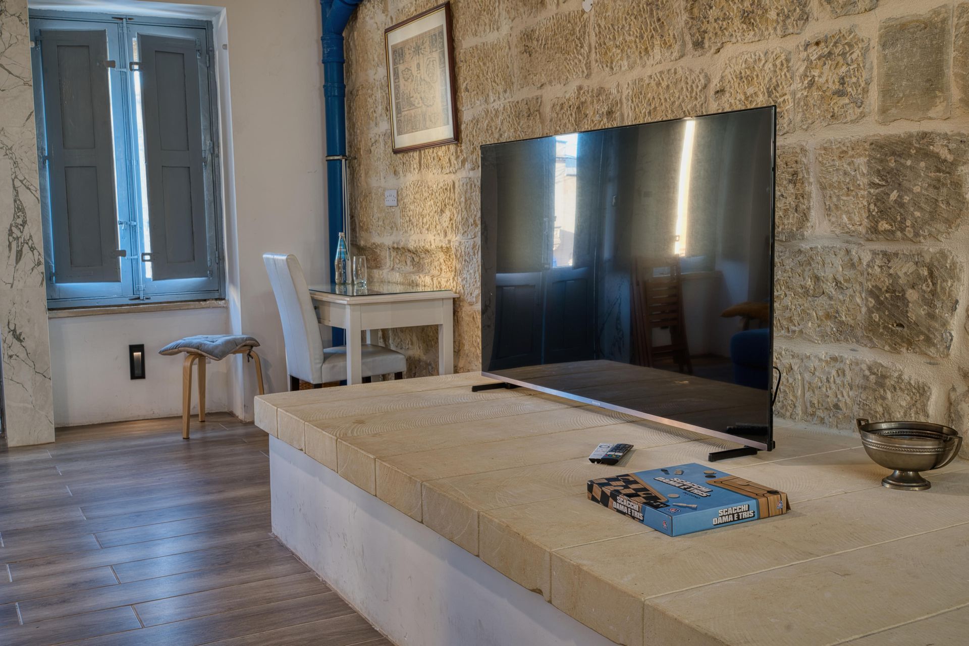 Living room with TV and study desk