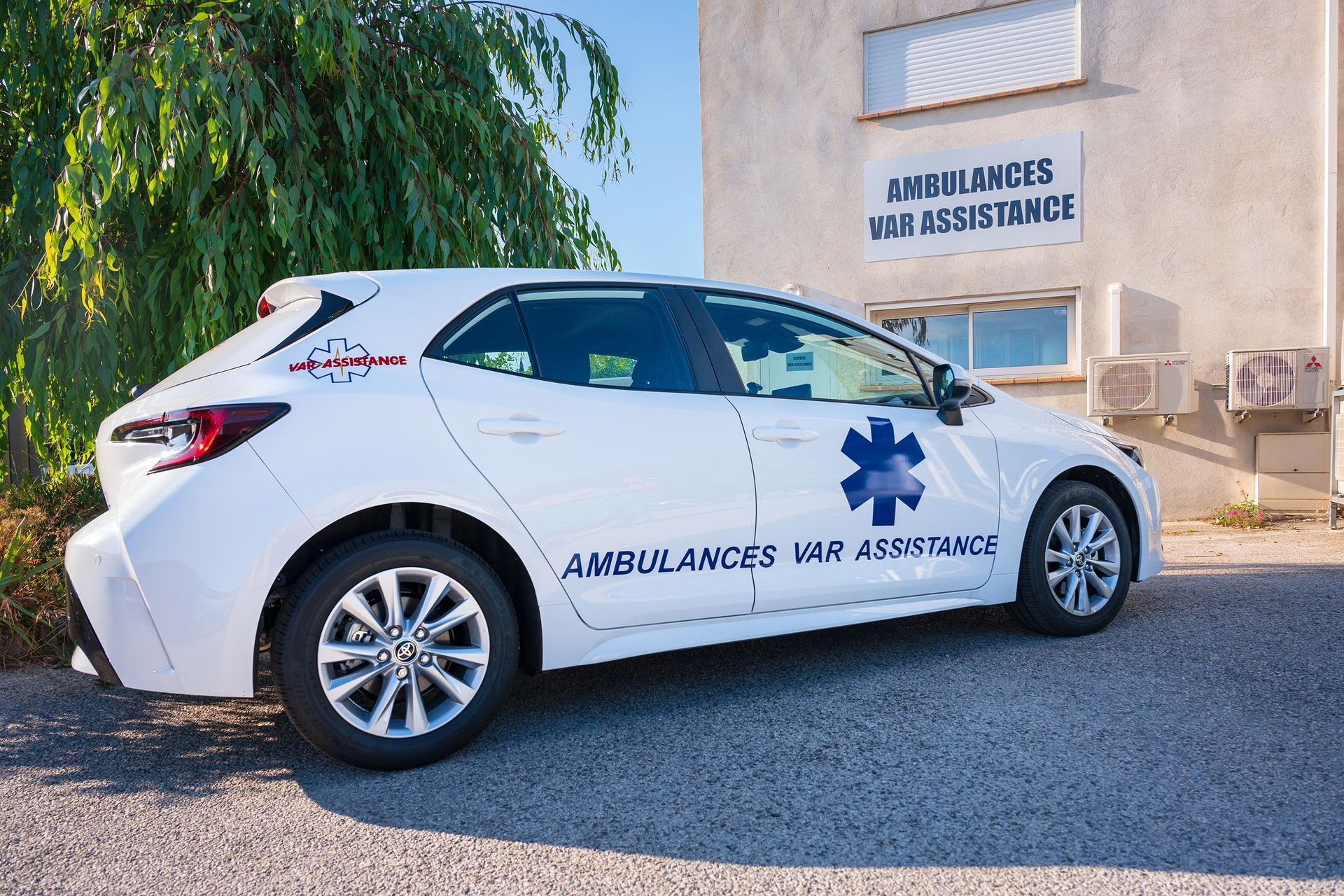 Véhicule blanc pour PMR