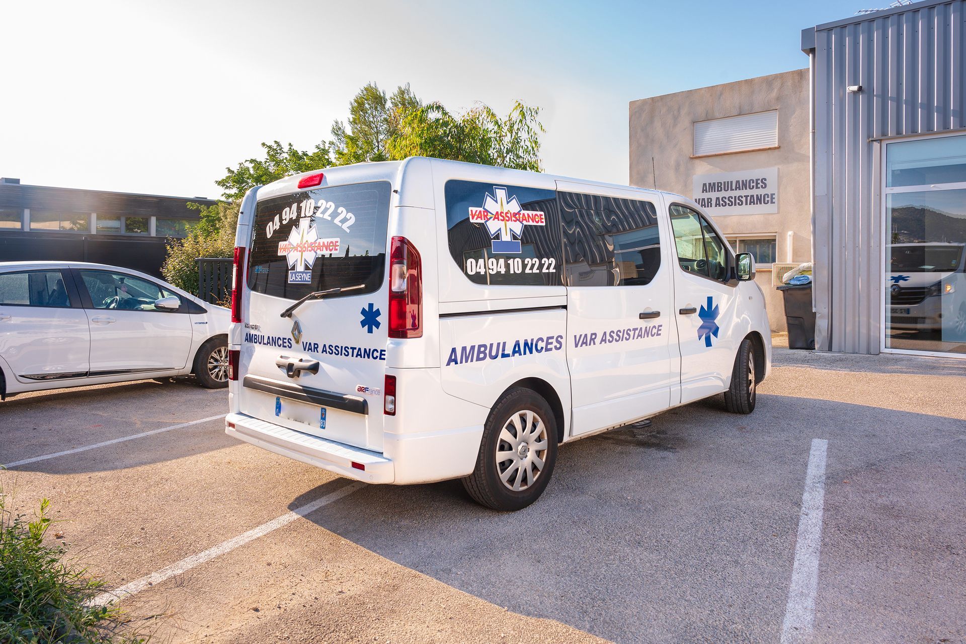 Personne à mobilité réduite qui entre dans un transport sanitaire