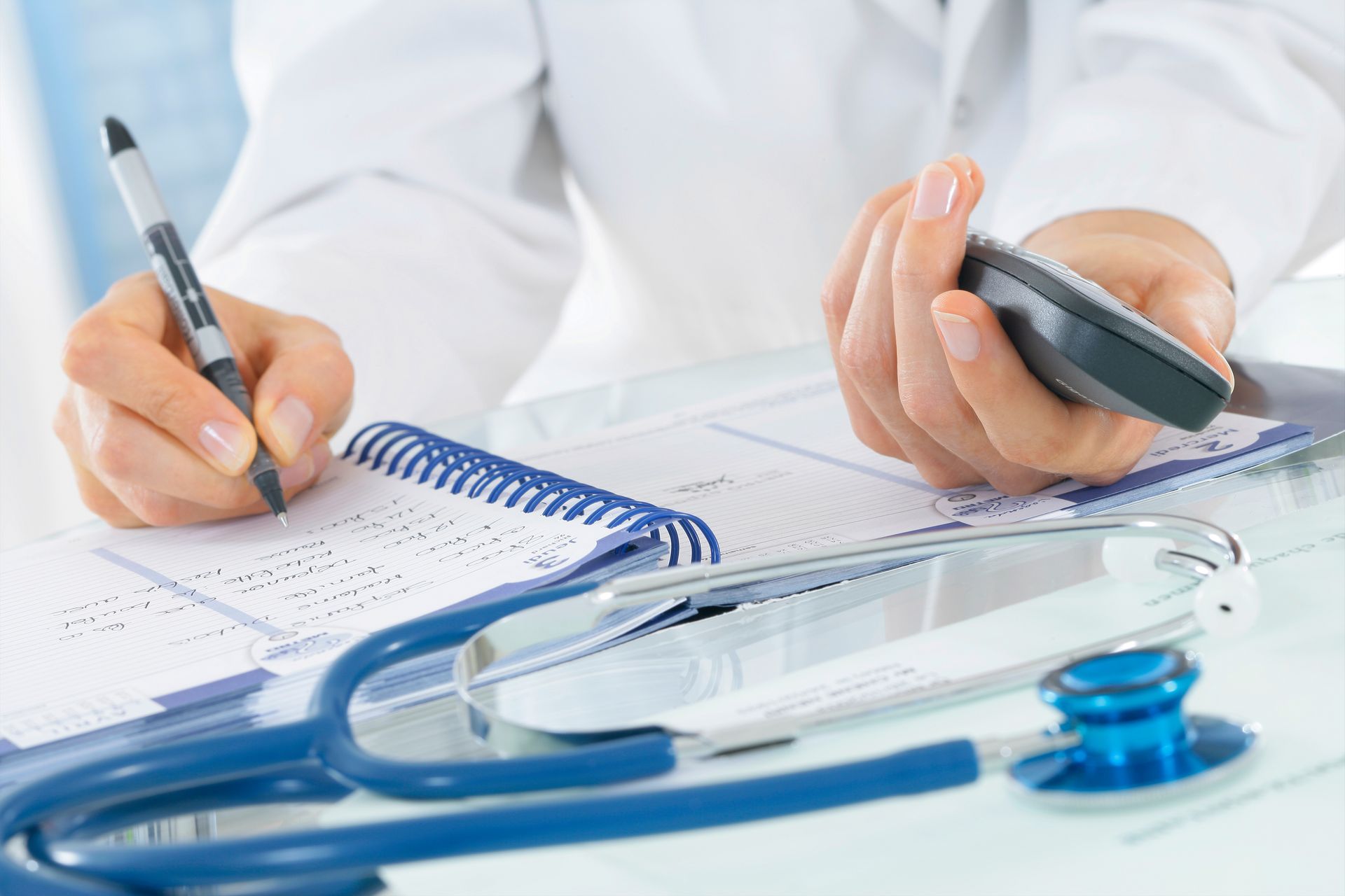 Spécialiste de santé écrivant dans son cahier avec un stylo