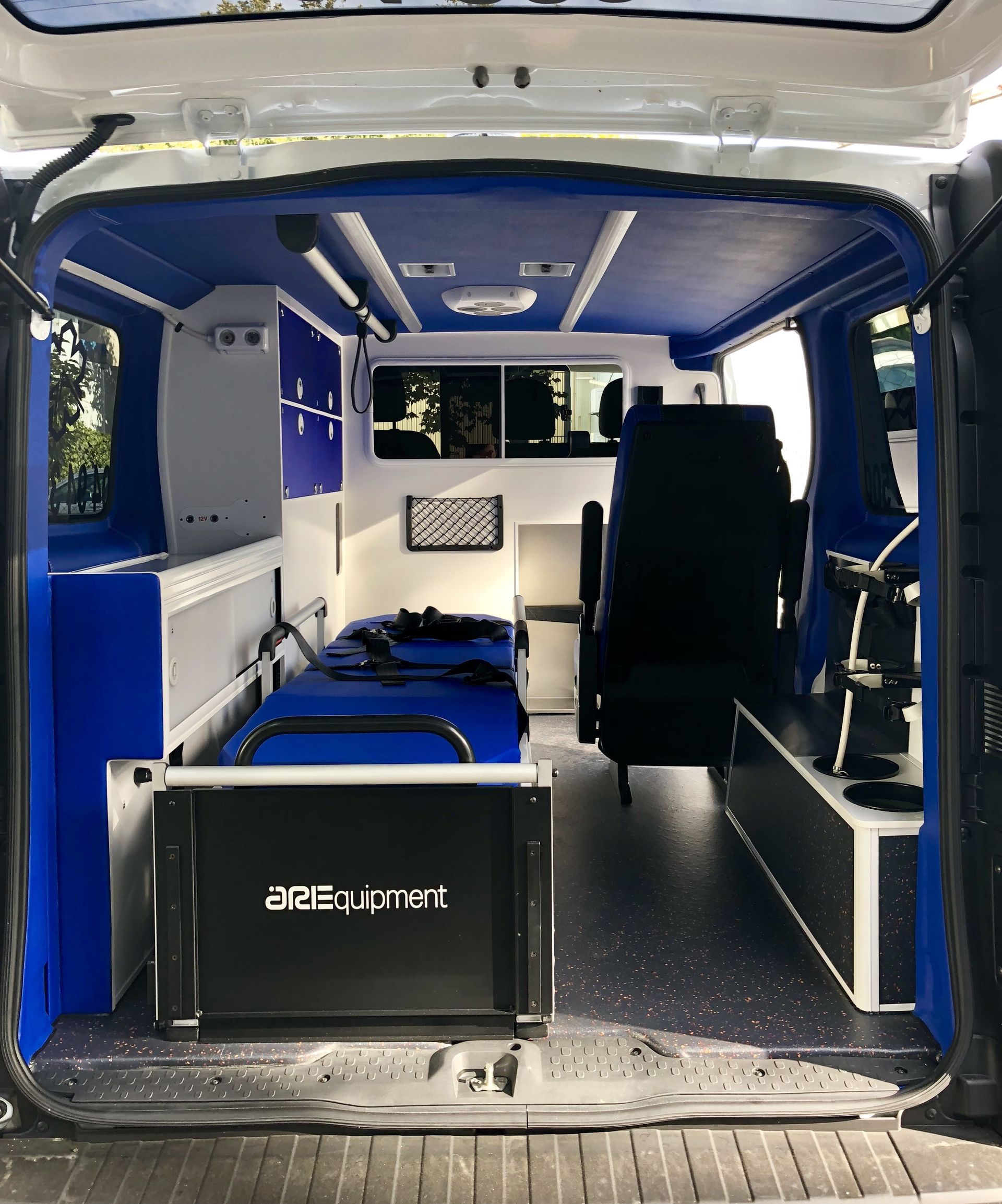 Intérieur d'une ambulance de Var Assistance avec un brancard bleu