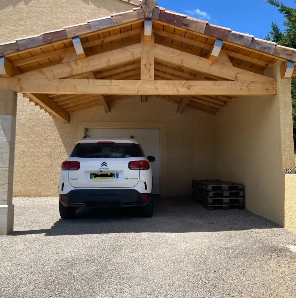 Toiture en bois avec poutres, chevrons et revêtement apparents. Ton bois naturel.