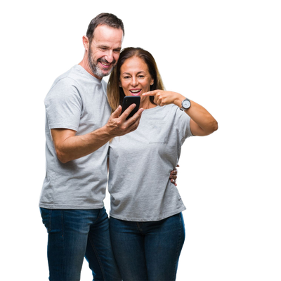 Couple regardant un smartphone, femme pointant vers l'écran.