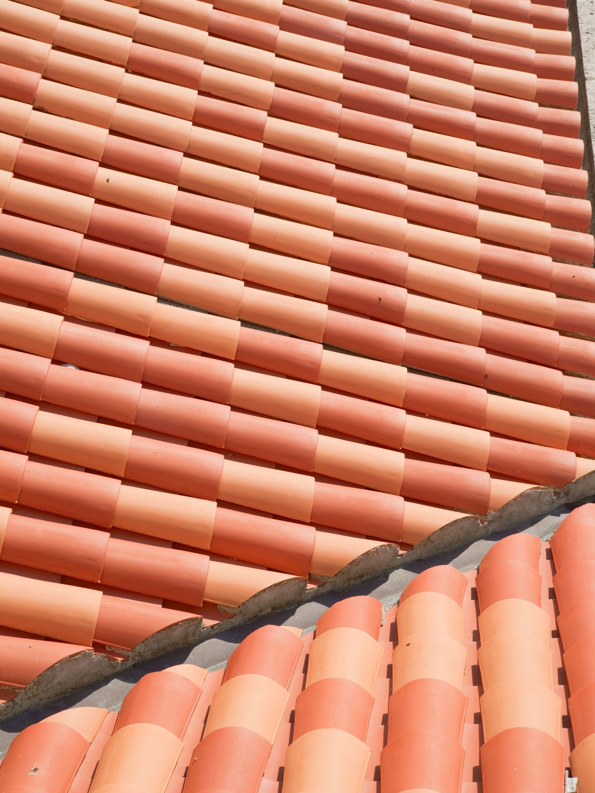 Tuiles en céramique rouges.