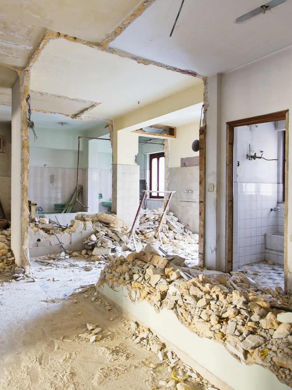 Démolition intérieure avec pièce encombrée de gravats.