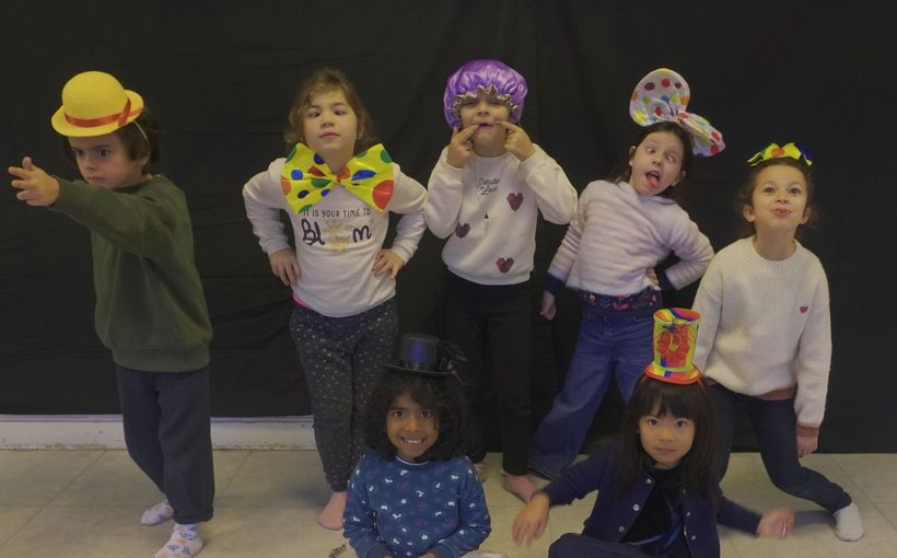 Des enfants déguisés font des grimaces
