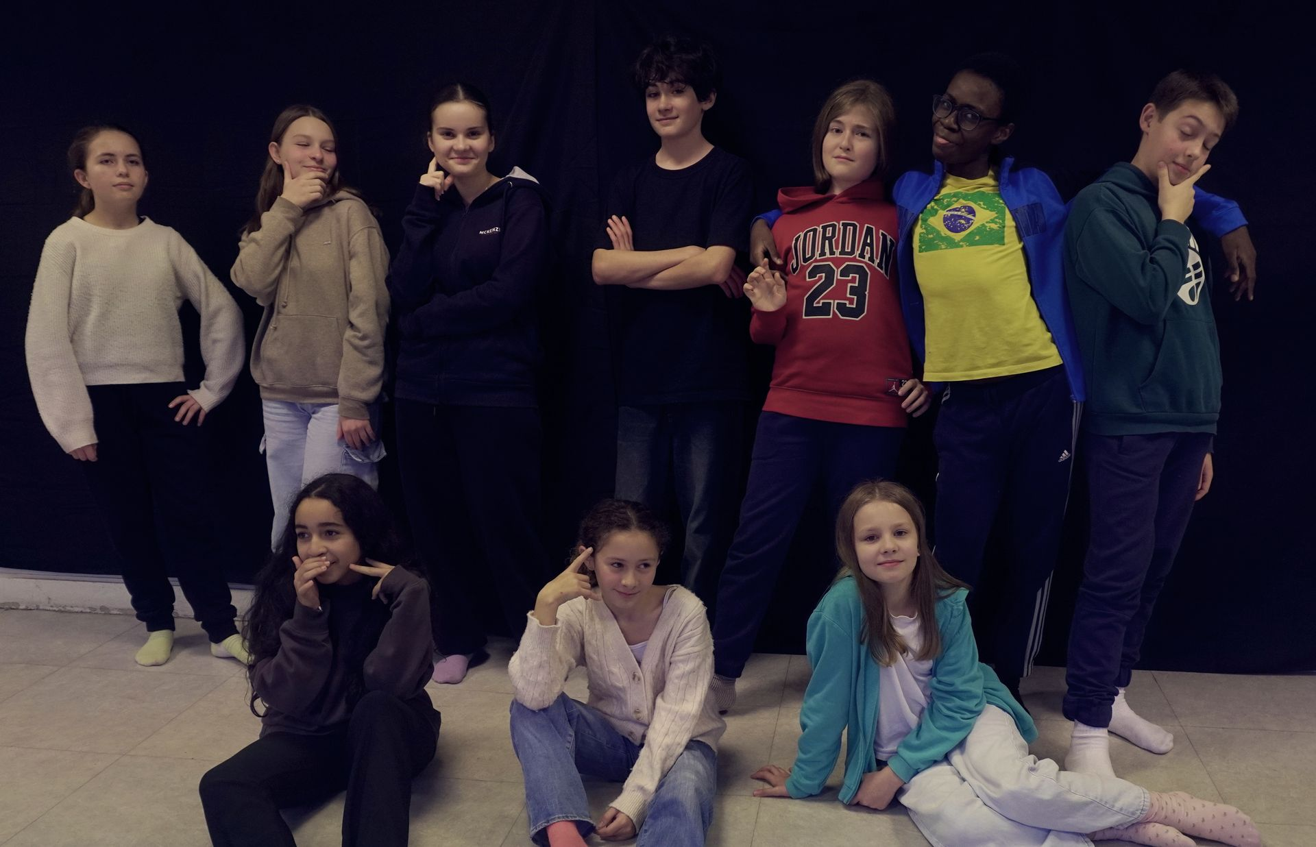 Des adolescents se tiennent assis et debouts