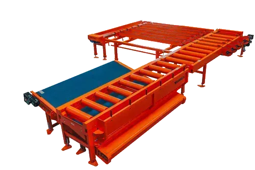 Auf einem Tisch vor weißem Hintergrund steht ein Förderband.