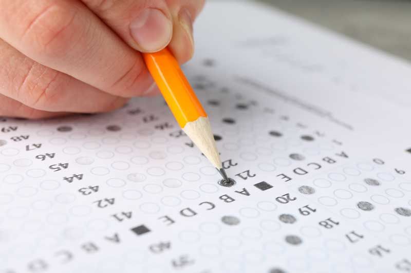 Feuille de réponses à choix multiples et crayon orange