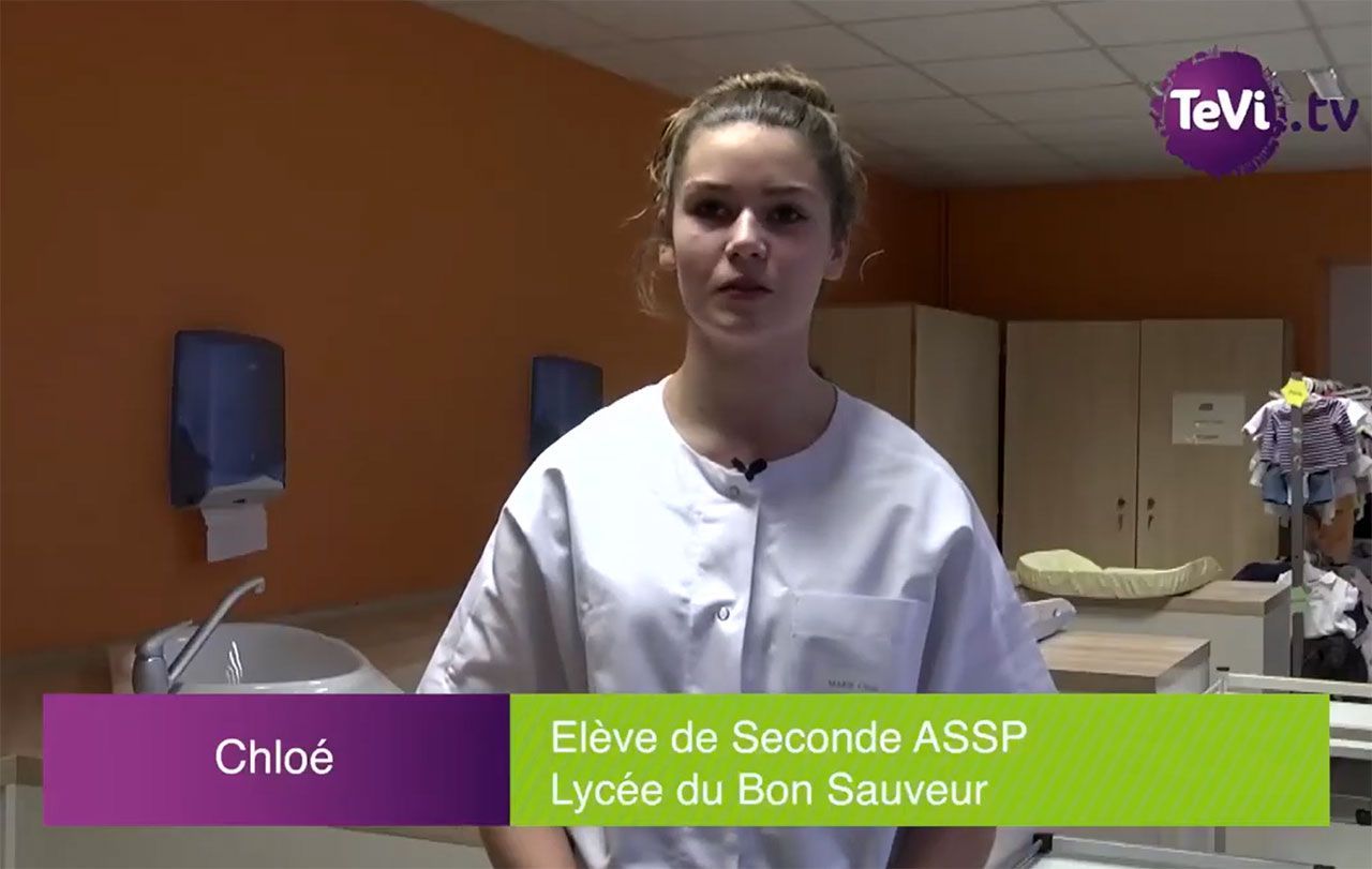 Une élève parle à la caméra