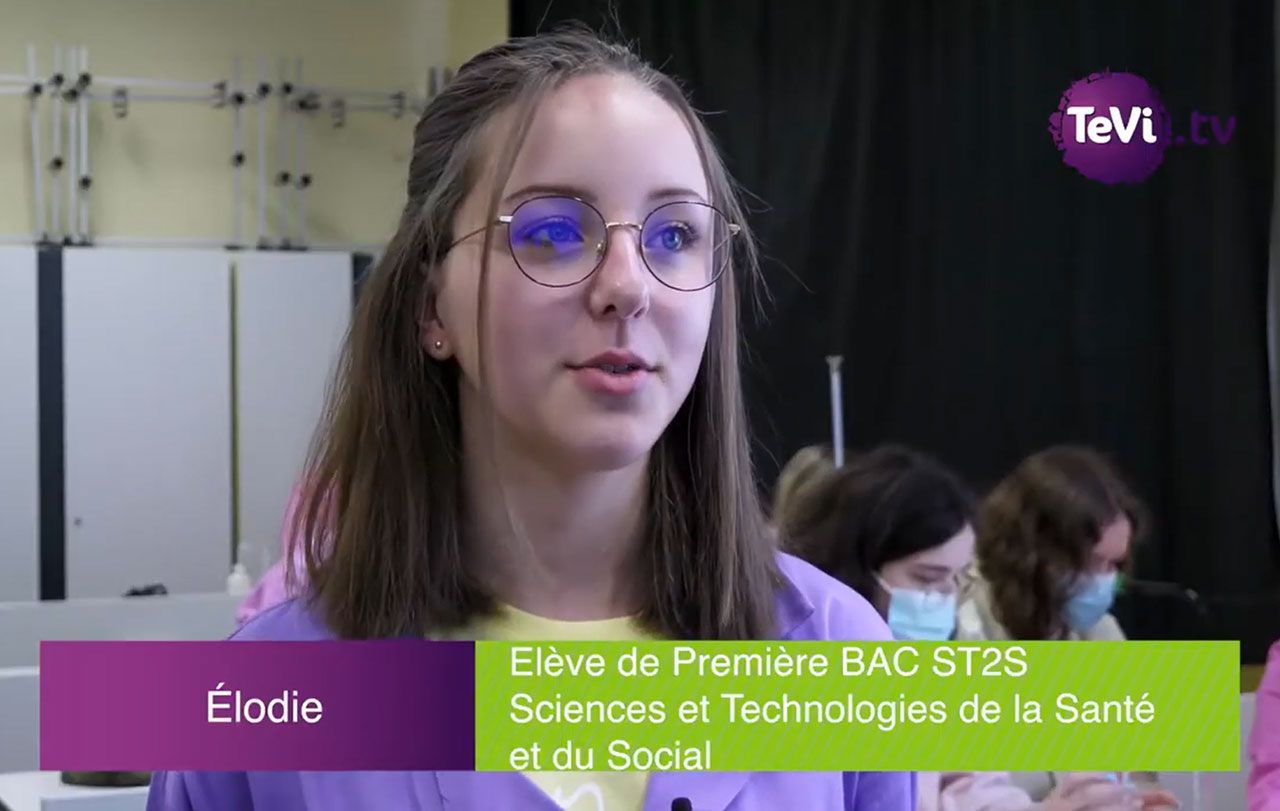 Une élève parle à la caméra