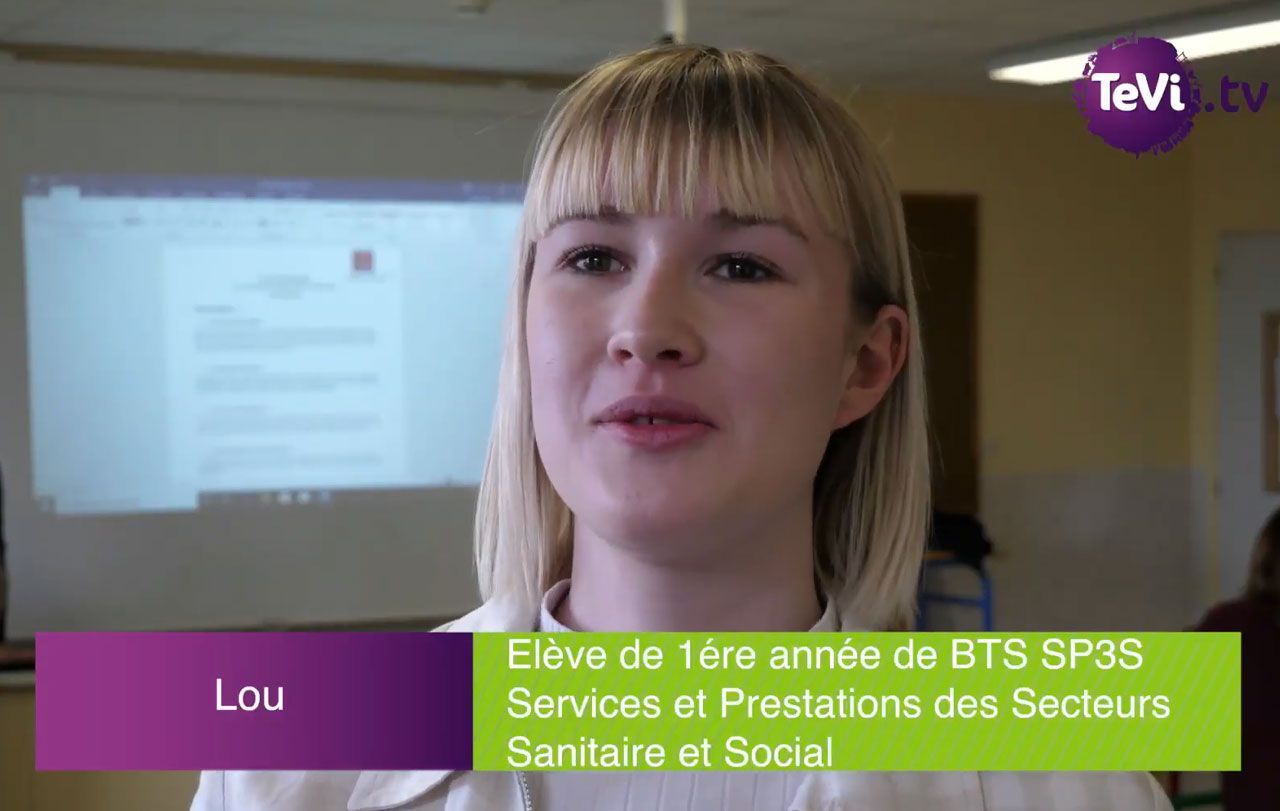 Une femme parle dans un couloir, tandis qu'un bandeau inférieur de télévision affiche Lou et le texte d'étude BTS SP3S.
