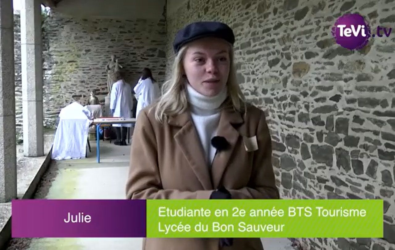 Une élève parle à la caméra