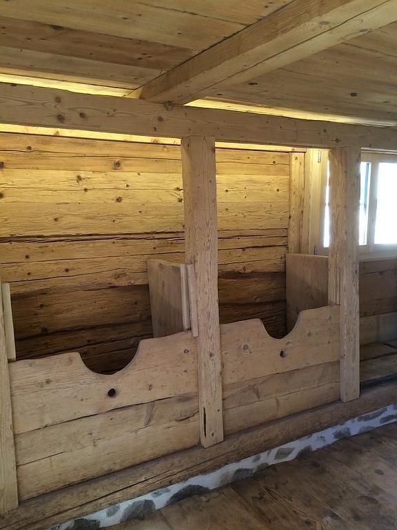 Écuries en bois pour animaux à l'intérieur d'une grange rustique aux murs et fenêtres en planches