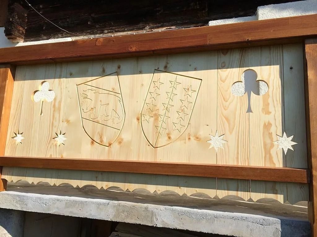 Panneau en bois orné de motifs de feuilles et de fleurs sculptés sur la façade d'un bâtiment