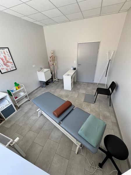 Un homme donne un massage à une femme sur un canapé.