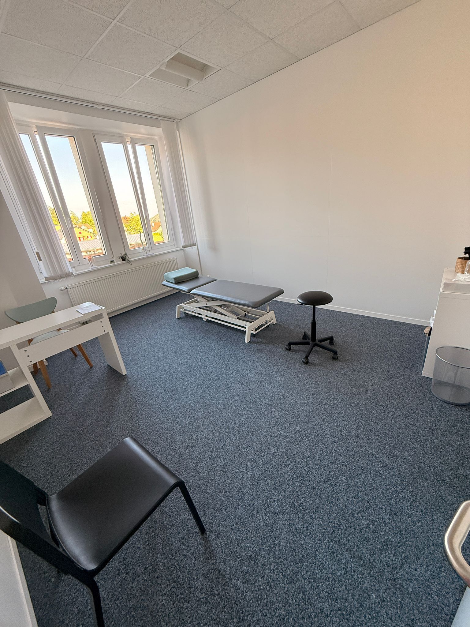 Un homme donne un massage à une femme sur un canapé.