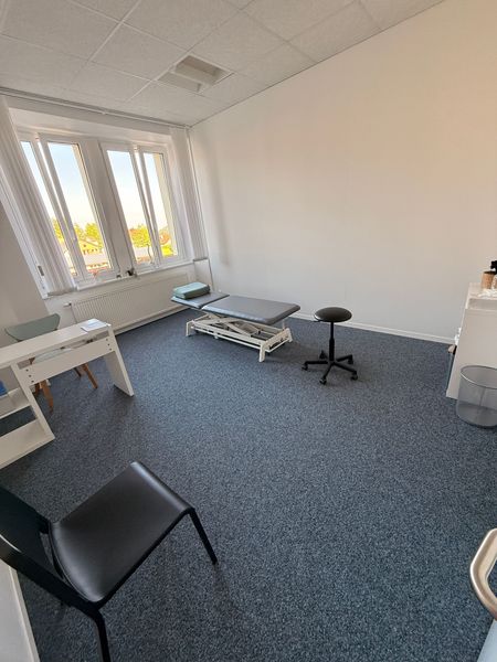 Un homme donne un massage à une femme sur un canapé.