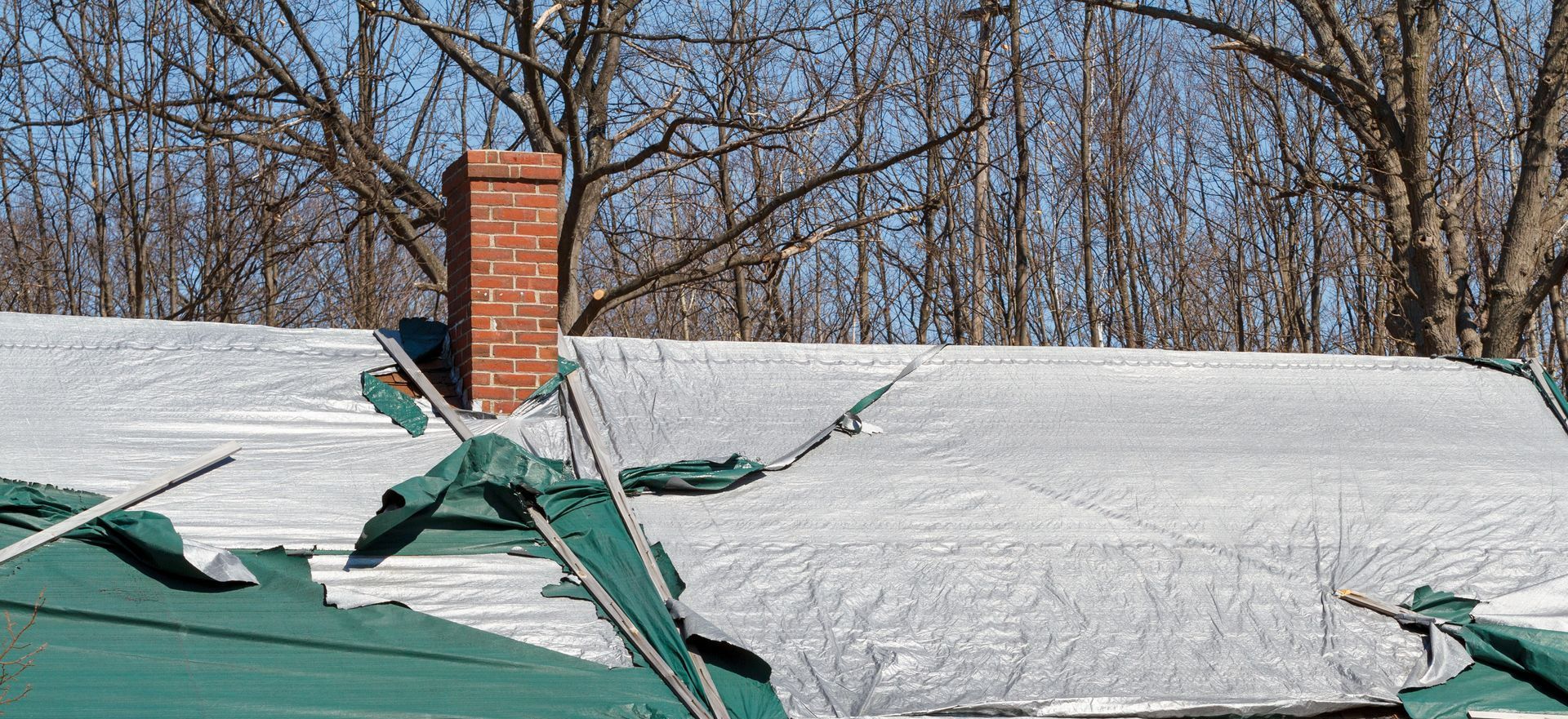 Toiture recouverte par une bâche de protection