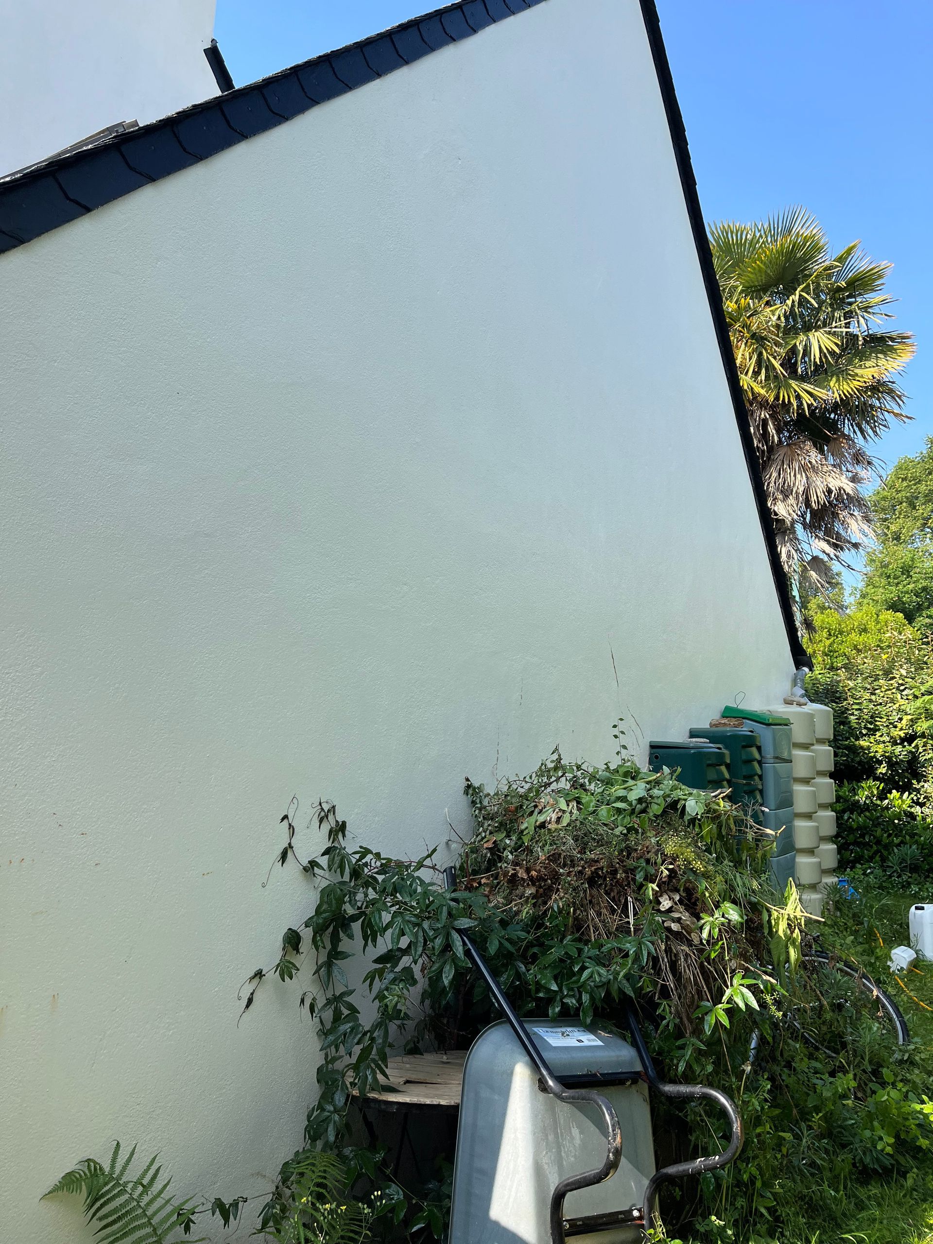 Façade de maison blanche après nettoyage