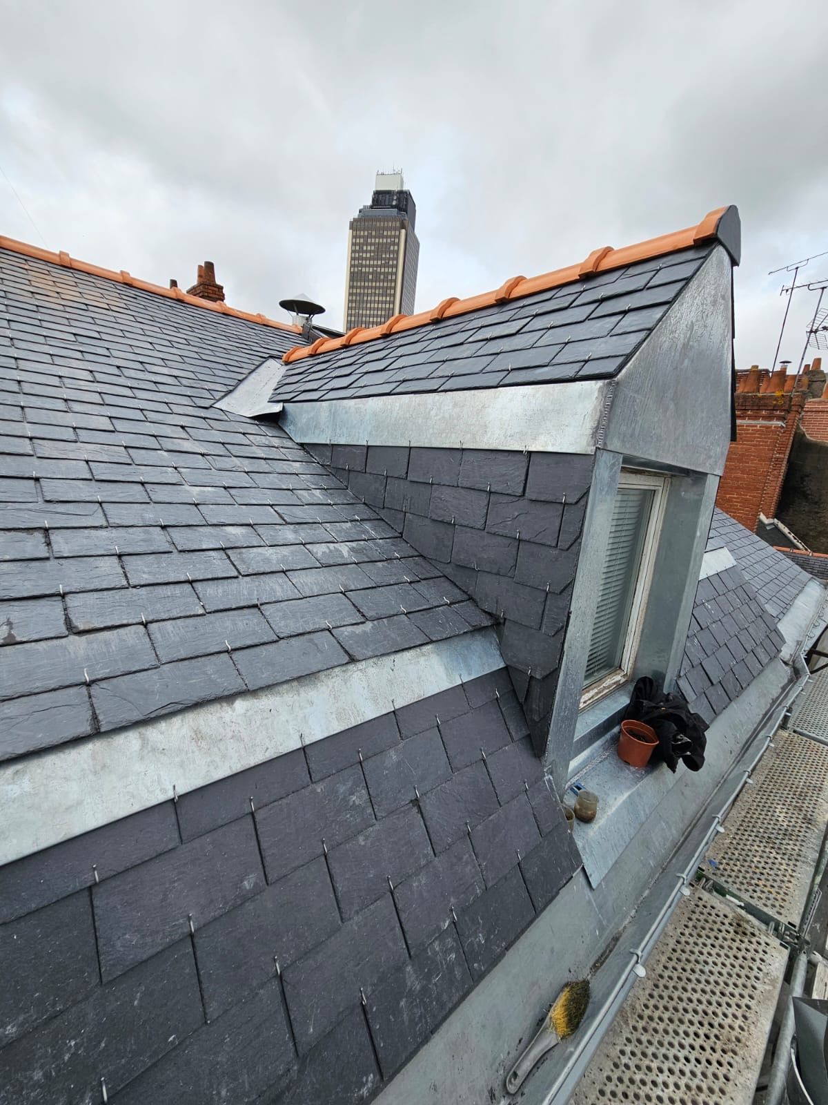 Toiture en ardoise et éléments de zinguerie