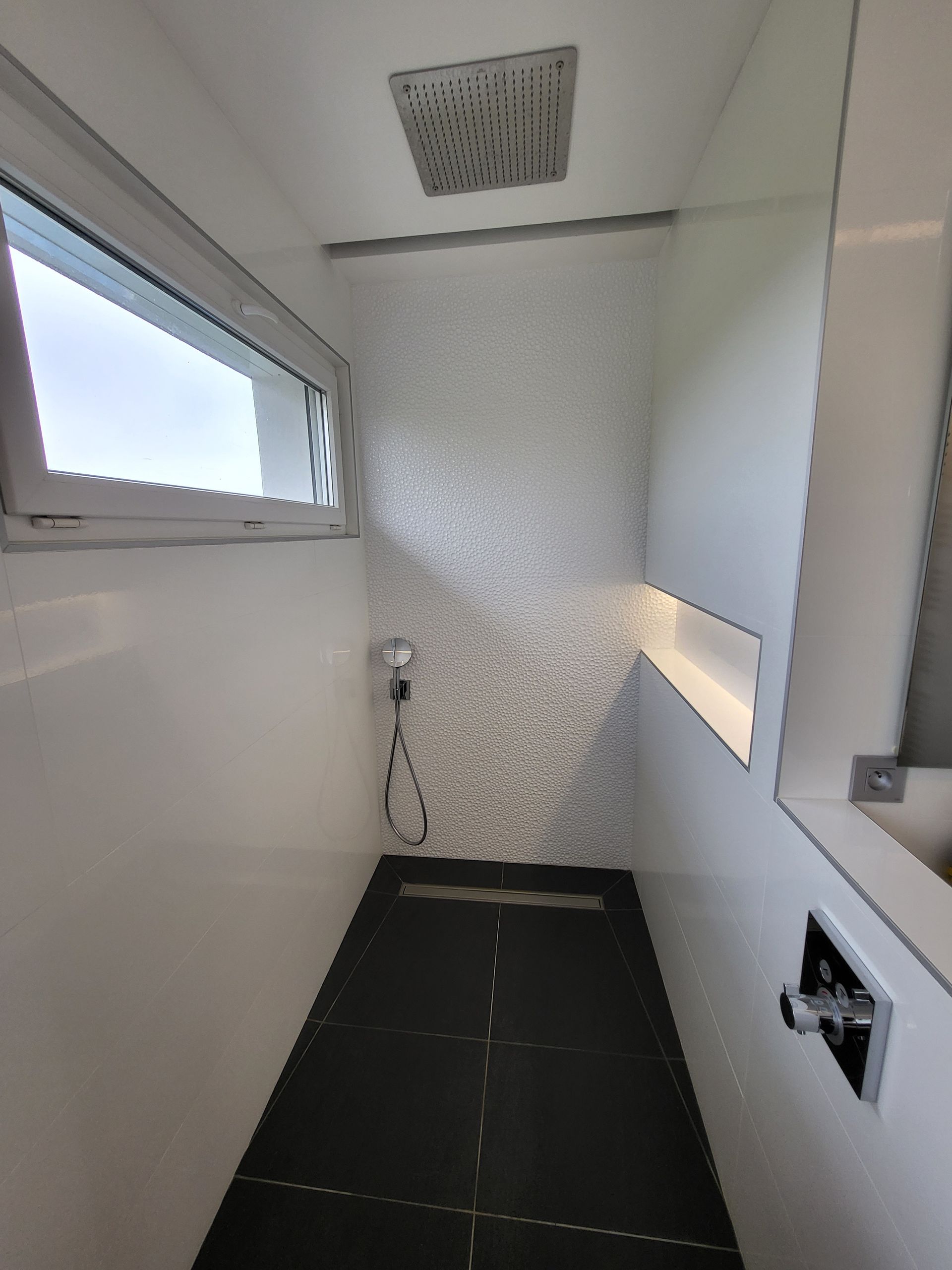 Une salle de bains avec un miroir.