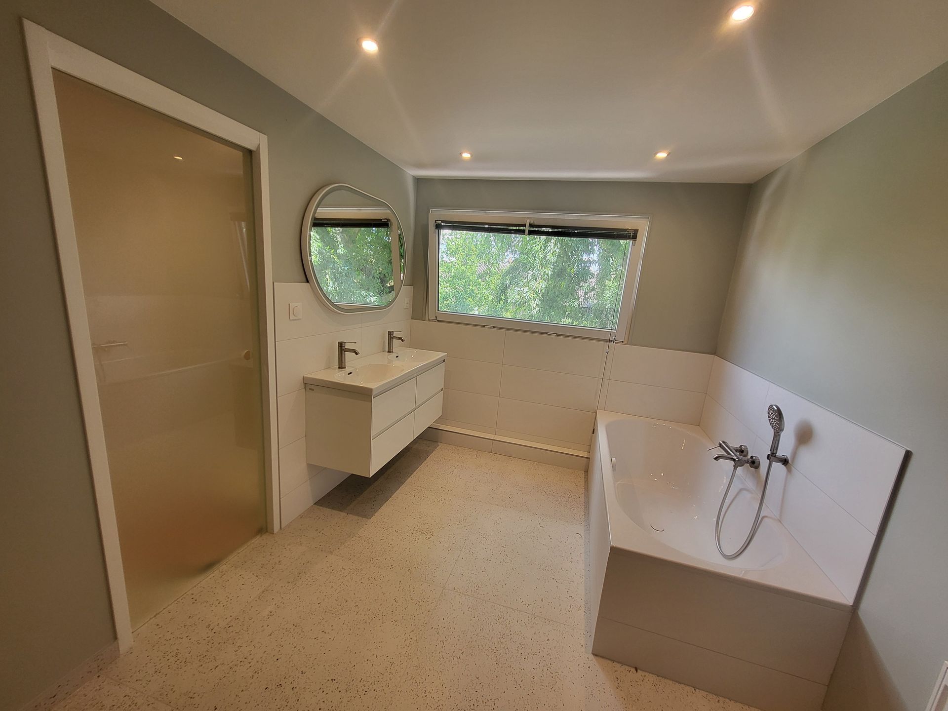 Une salle de bains avec des murs verts.