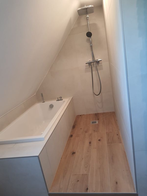 Deux vasques dans une salle de bains.
