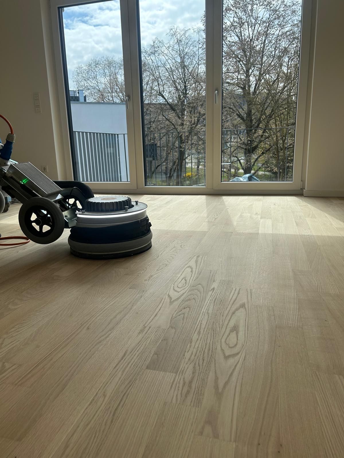 Wohnungsblock weiß, helles Licht