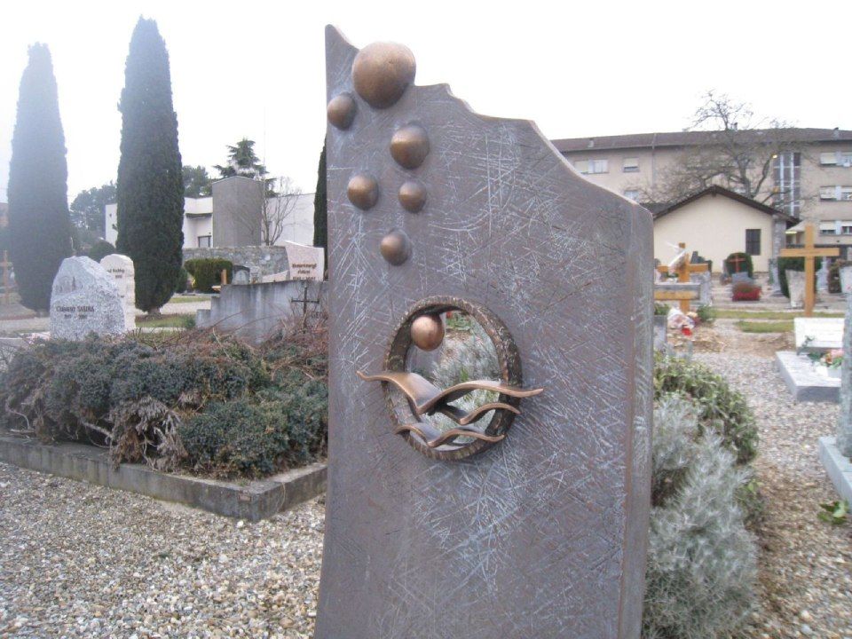 Une pierre tombale dans un cimetière avec un cercle au milieu