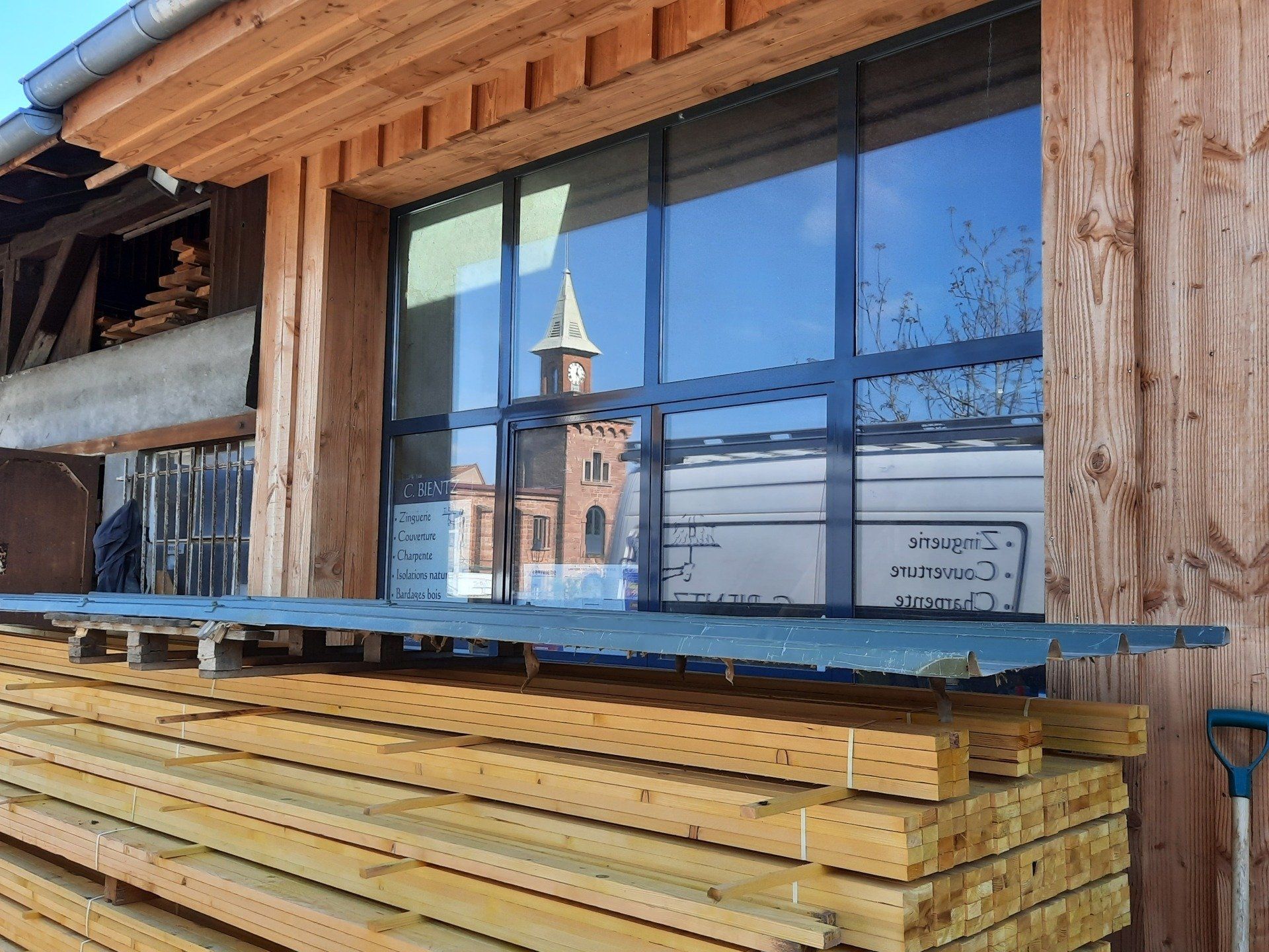 Maison en bois avec fenêtre type atelier