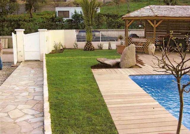 Pose gazon près d'une piscine