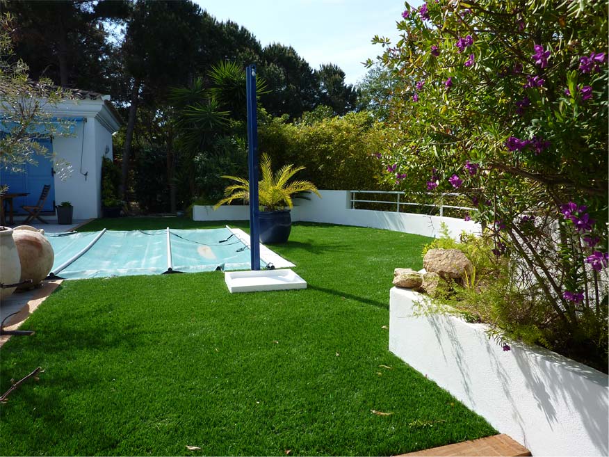 Piscine et gazon synthétique