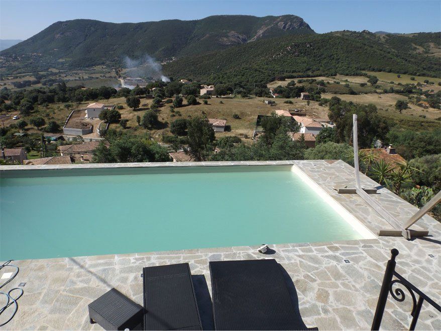 Piscine traditionnelle avec terrasse et escaliers