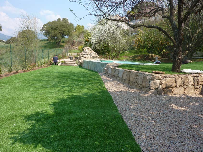 Notre artisan qui pose du gazon synthétique