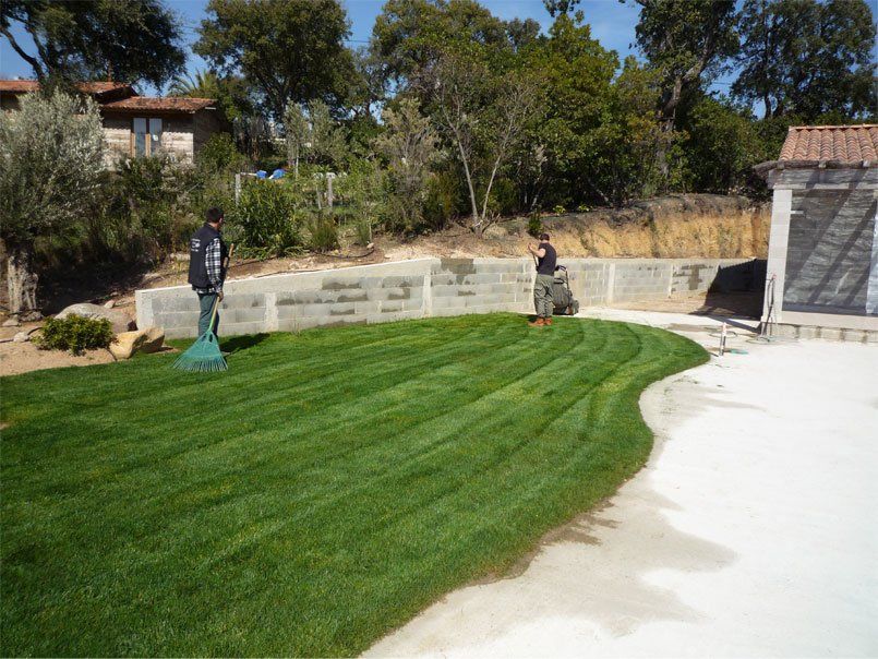 Nos artisans effectuent la pose de gazon naturel