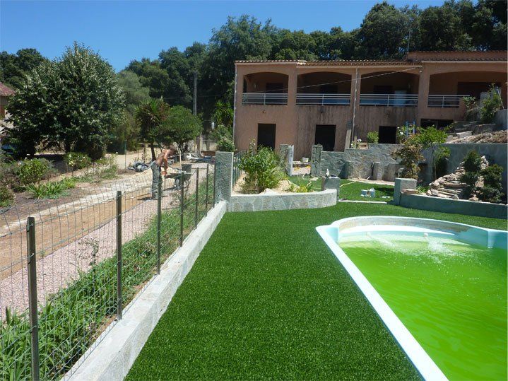 Gazon synthétique : l'atout d'une piscine