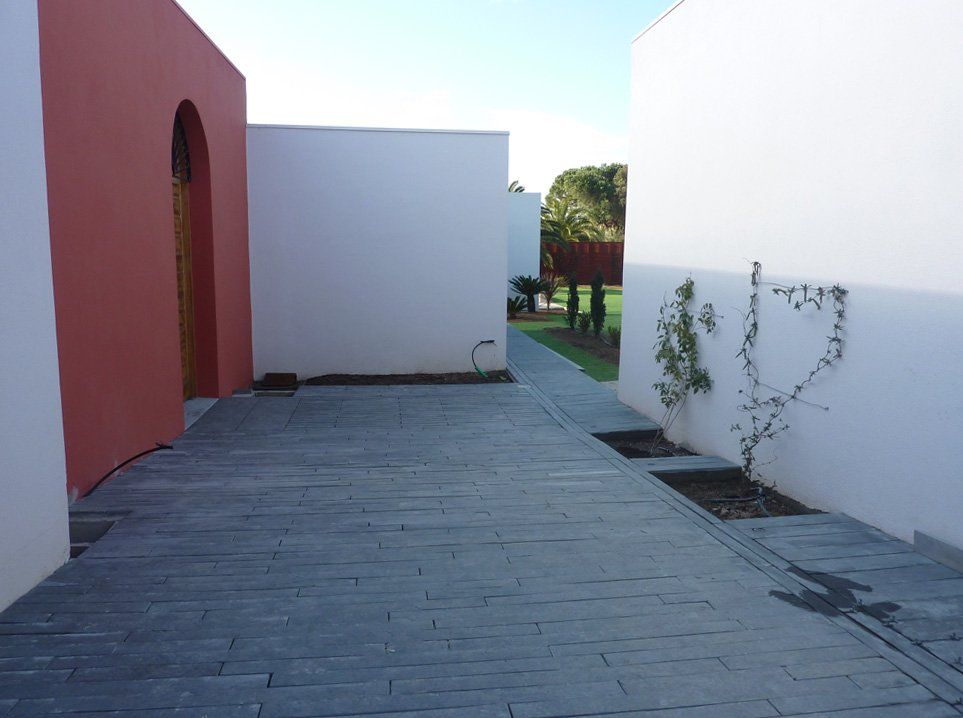 Travaux de maçonnerie de murs et sols extérieurs