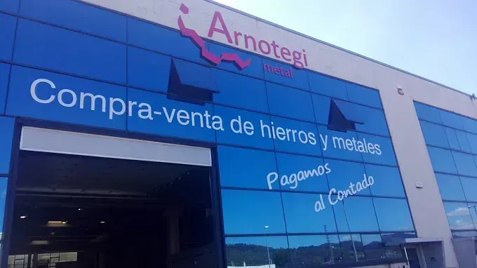 A building with a sign that says compra-venta de hierros y metales