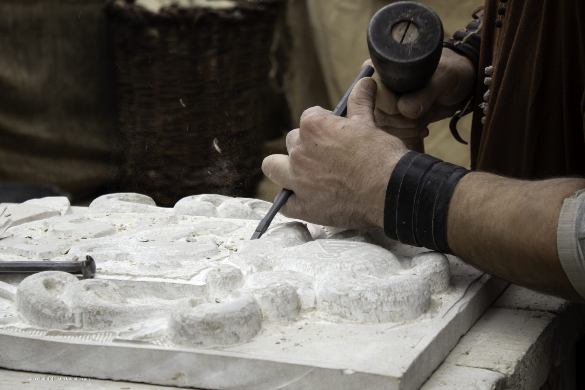 Steinmetz bei der Arbeit