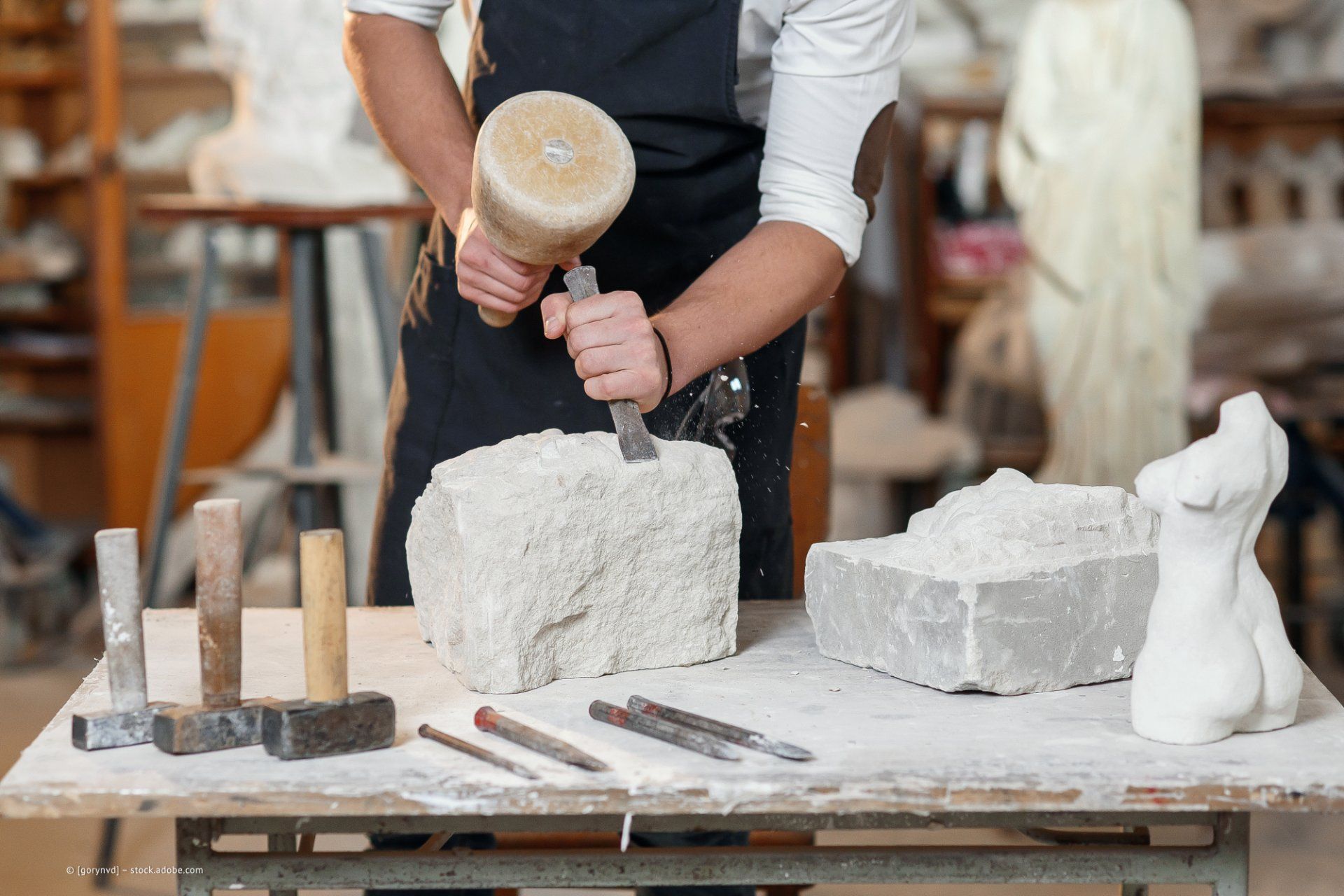Steinmetz bei der Arbeit