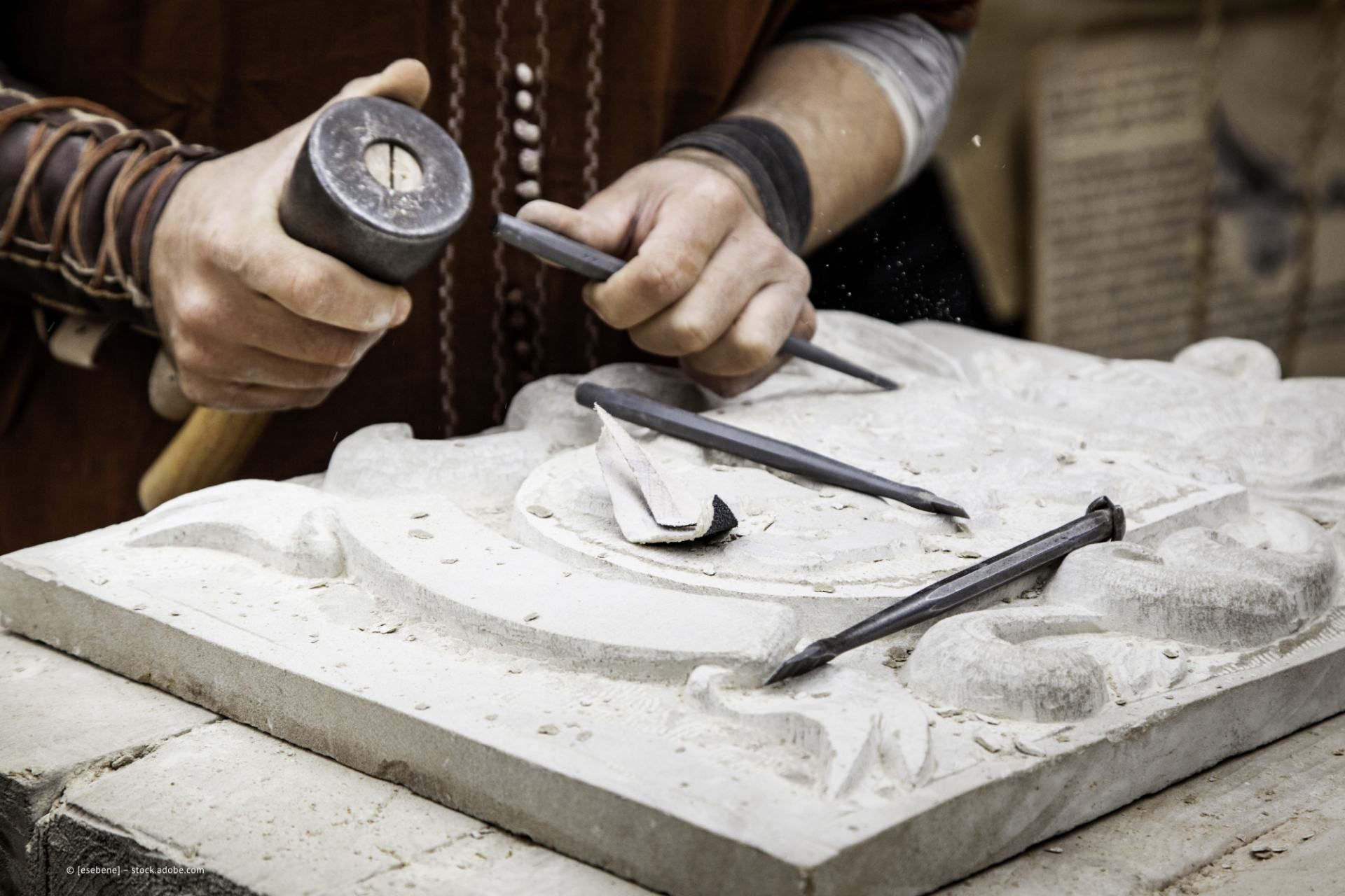 Steinmetz bei der Arbeit