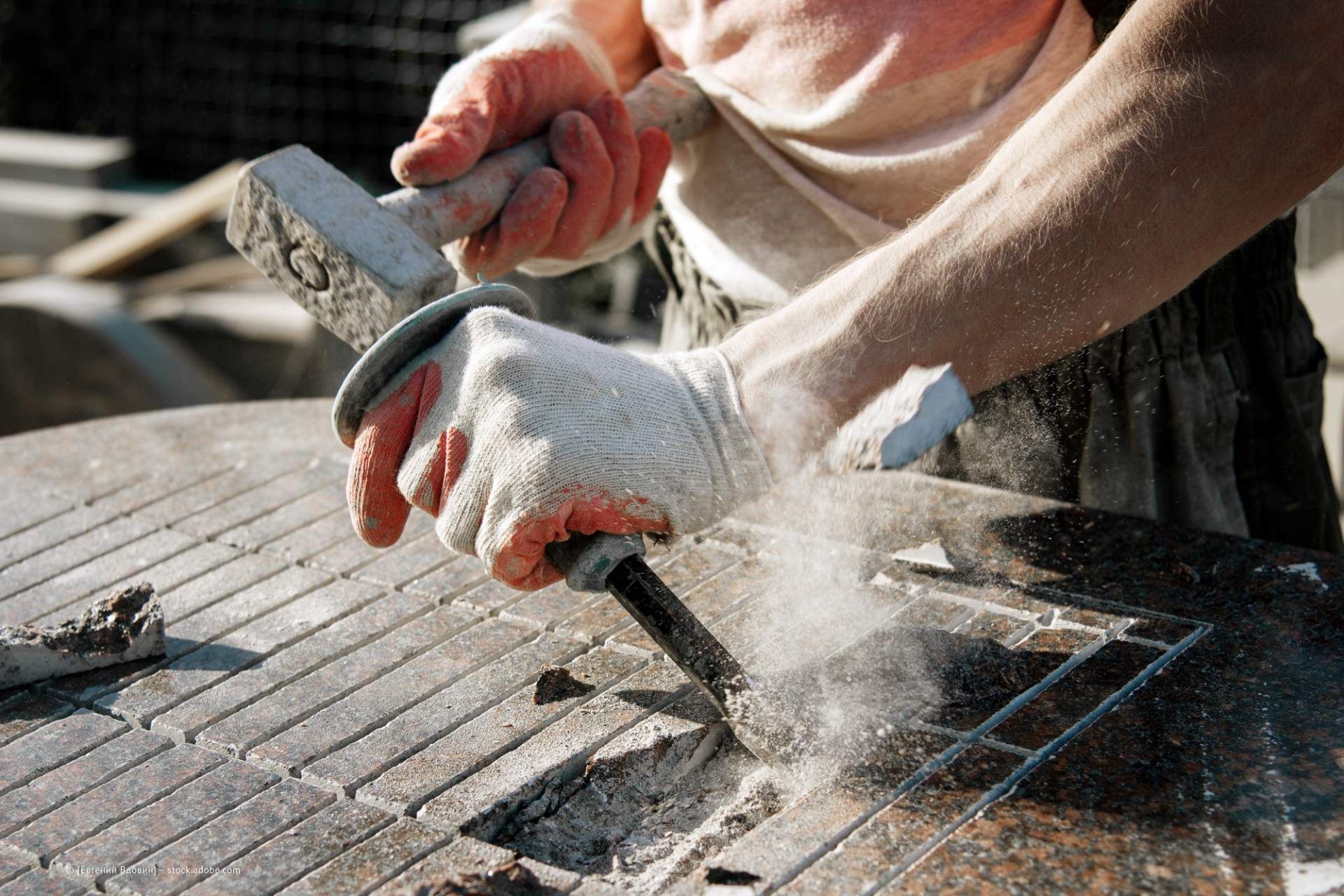 Steinmetz bei der Arbeit