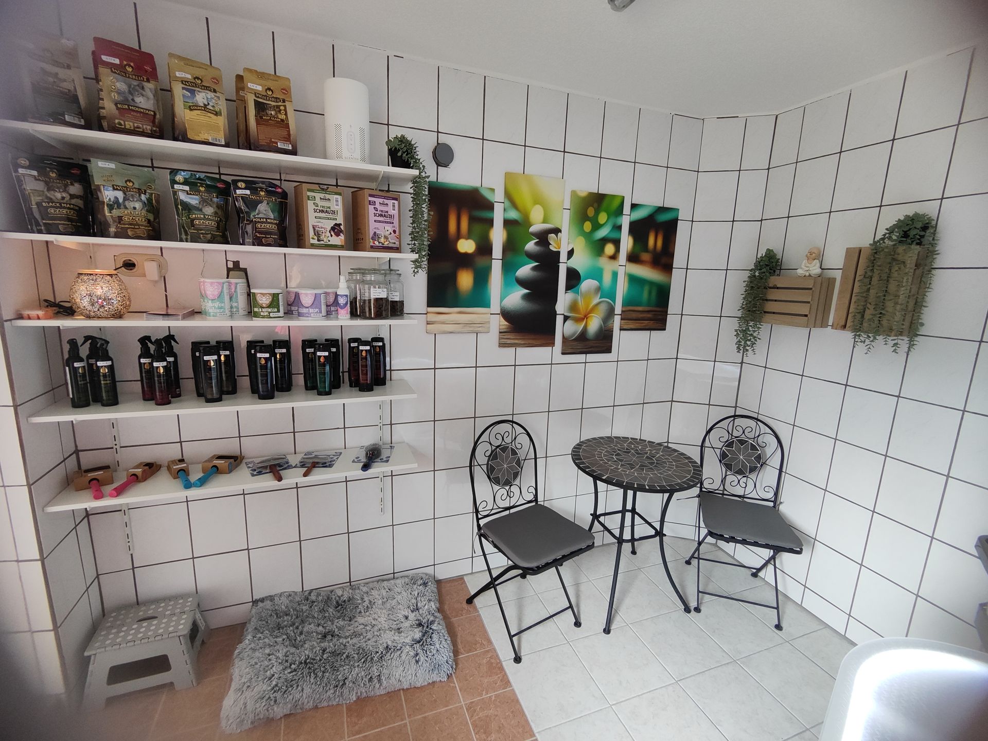 Eine Zimmerecke mit Tisch und Stühlen