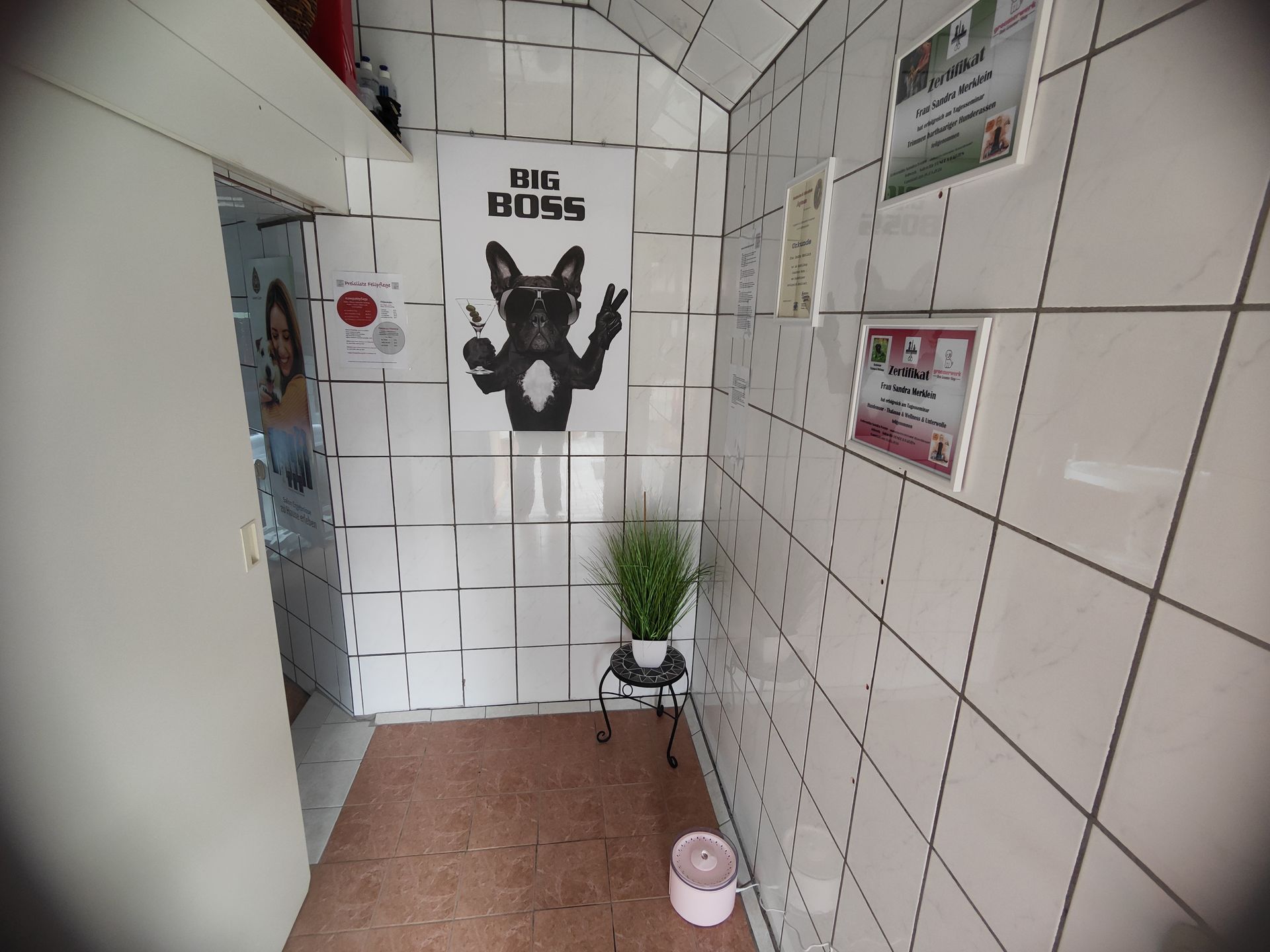 Ein Badezimmer mit einem Schild an der Wand mit der Aufschrift „Big Boss“