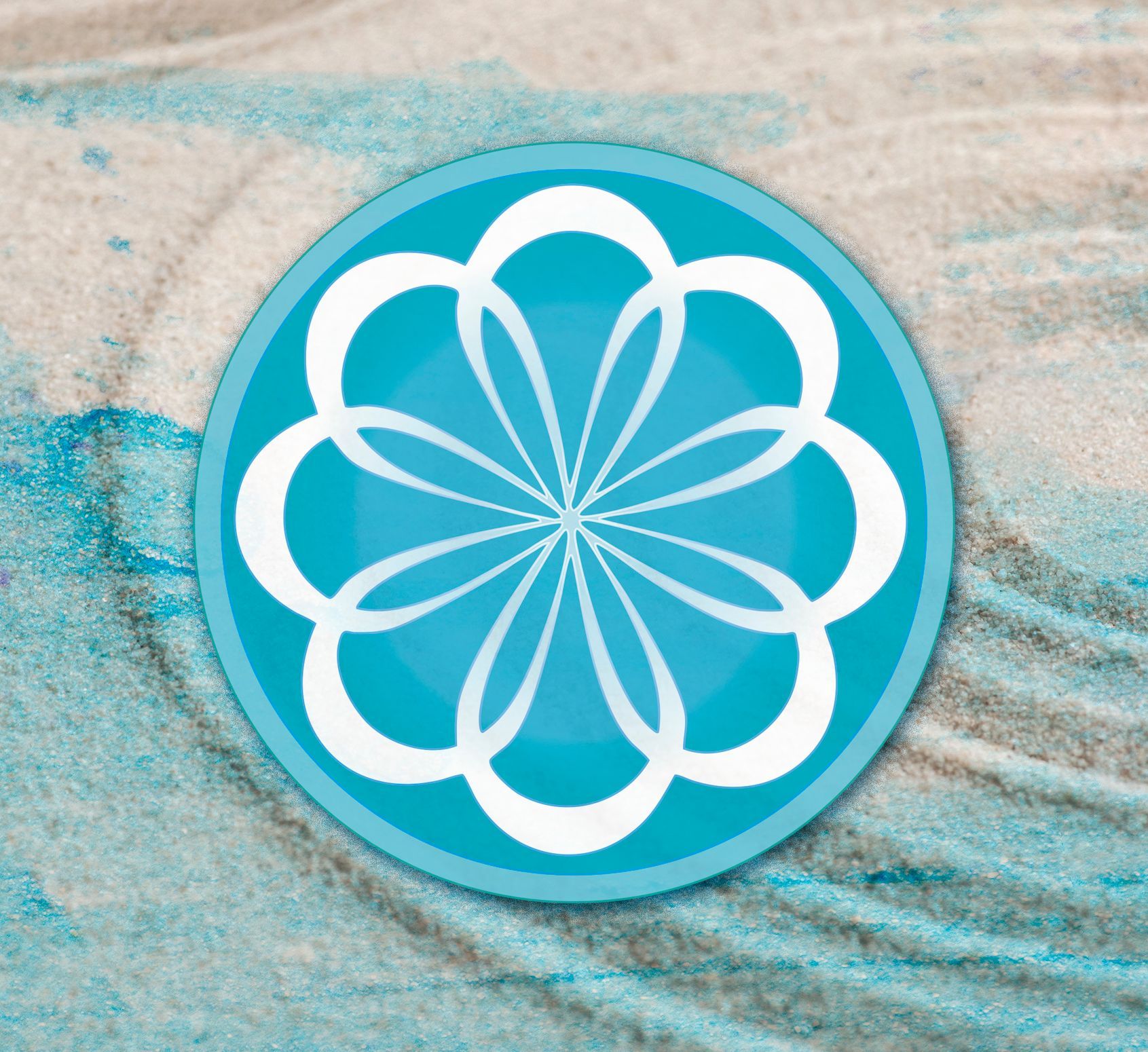 Une fleur bleue et blanche dans un cercle sur fond blanc.