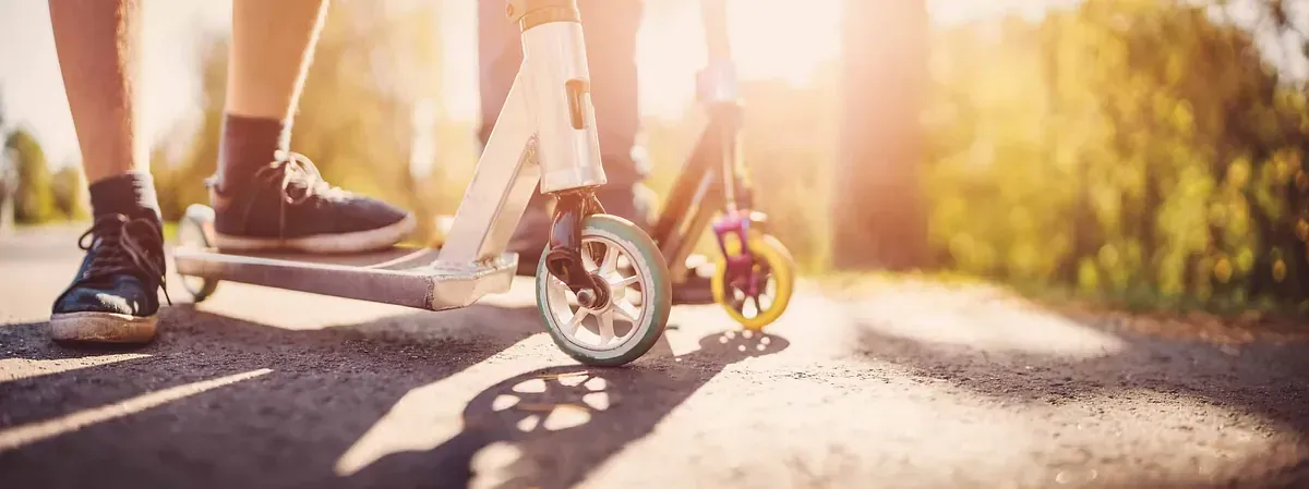 Una persona va conduciendo un scooter por una carretera.