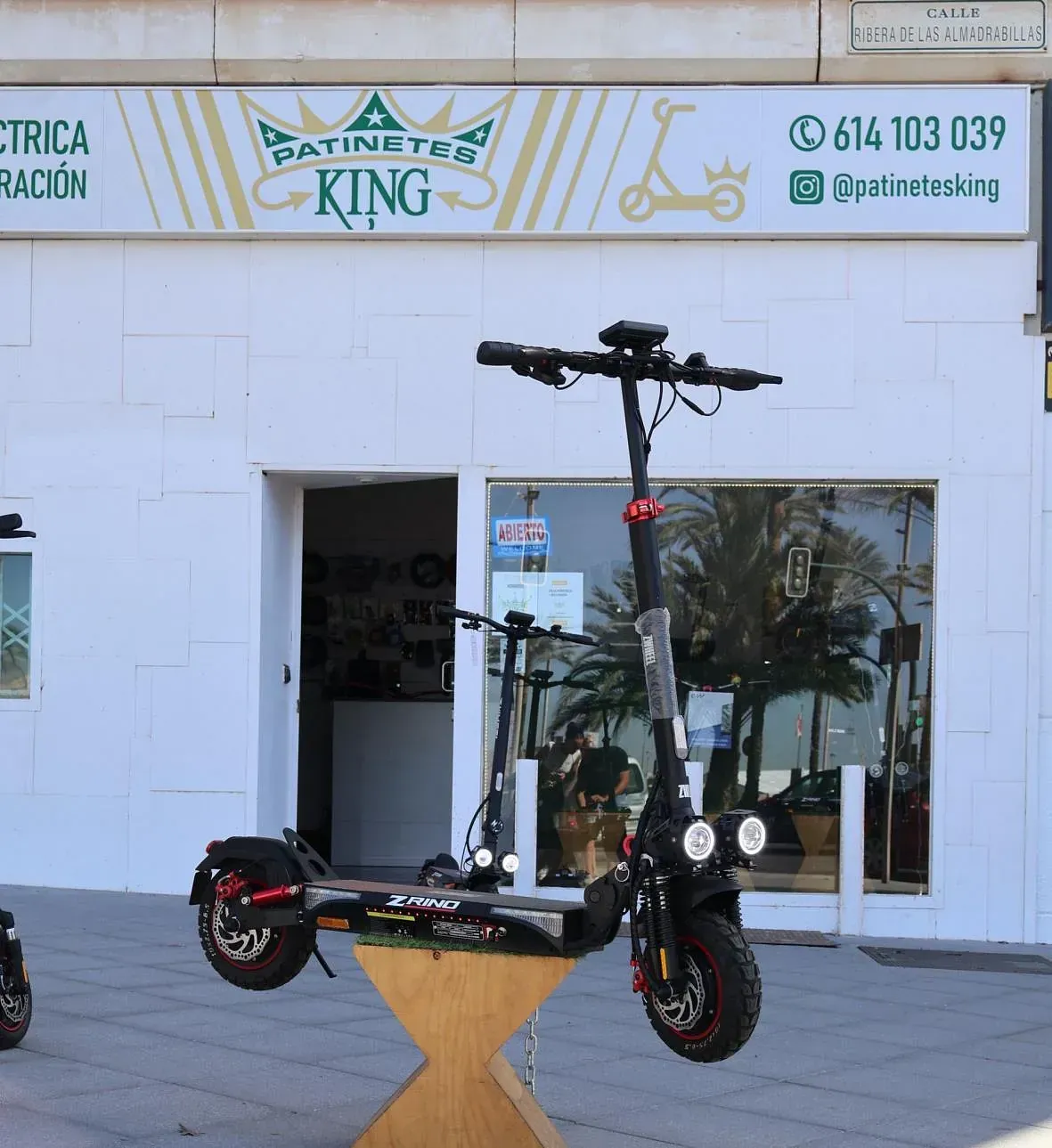 Dos scooters están estacionados frente a una tienda llamada King.