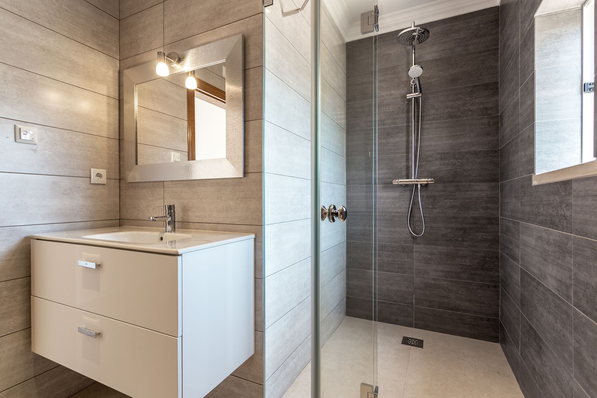 Une salle de bains avec une douche