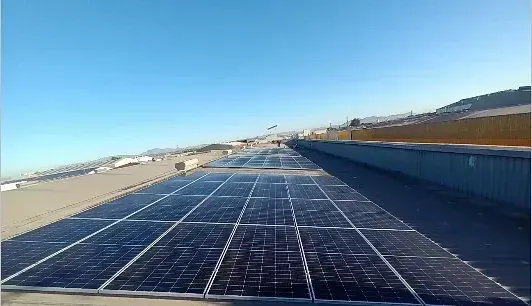 Una fila de paneles solares en el tejado de un edificio.